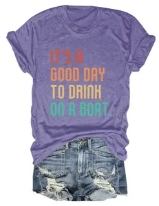 Detailansicht eines lila T-Shirts mit dem Spruch 'It's a good day to drink on a boat'