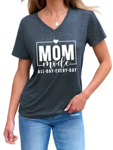 Detalle del estampado blanco 'MOM mode' en una camiseta gris marengo con cuello en V