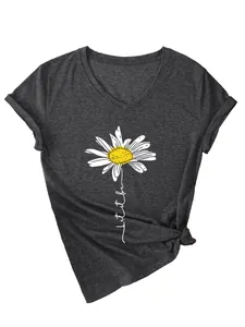 Détail de l'imprimé marguerite et du texte sur un t-shirt gris col en V pour femme
