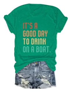 Detailansicht eines grünen Damen-T-Shirts mit 'Drink on a Boat' Slogan-Aufdruck.