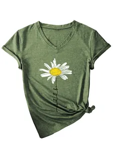 Détail du graphique de marguerite et texte sur un t-shirt vert à col en V
