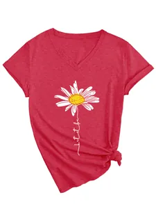Vue détaillée d'un t-shirt rouge à col en V pour femme avec motif marguerite et nœud