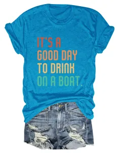 Nahaufnahme eines blauen Damen-T-Shirts mit dem Slogan 'Drink on a Boat' für die Freizeit