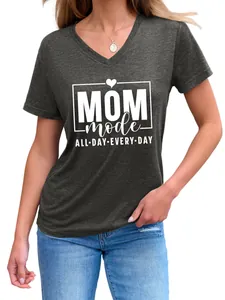 Primer plano detallado de camiseta gris de cuello en V con estampado de Mom Mode