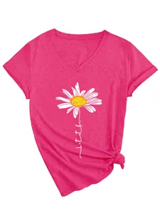 Vue détaillée de l'imprimé marguerite et du texte 'let it be' sur t-shirt rose à col en V