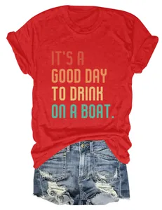 Rotes Rundhals-T-Shirt mit Boot-Slogan kombiniert mit zerrissenen Jeans-Shorts