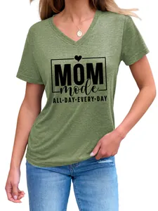 Primer plano de camiseta de mujer verde con cuello en V y eslogan MOM mode