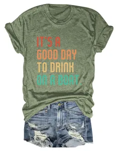 Nahaufnahme eines grünen T-Shirts mit 'IT'S A GOOD DAY TO DRINK ON A BOAT' Aufdruck.