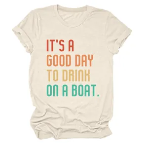 Detailansicht eines beigen T-Shirts mit buntem Aufdruck 'IT'S A GOOD DAY' Slogan