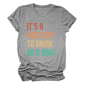Detail eines grauen T-Shirts mit buntem Aufdruck 'IT'S A GOOD DAY TO DRINK ON A BOAT'