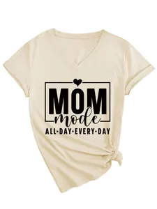 Primer plano de camiseta beige con cuello en V y estampado gráfico negro Mom Mode