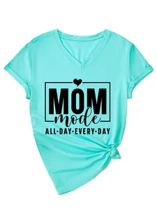 Vista detallada del estampado Mom Mode All Day Every Day en una camiseta con cuello en V turquesa