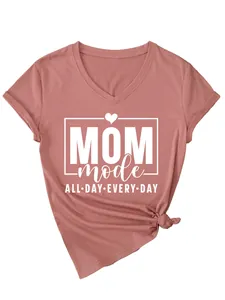 Primer plano de una camiseta rosa de mujer con cuello en V e inscripción Mom Mode blanca