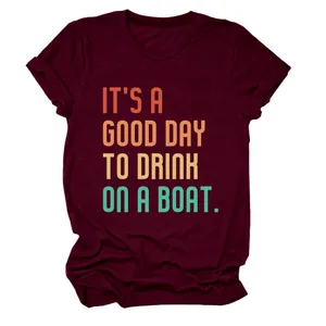 Nahaufnahme bordeaux T-Shirt mit Retro-Slogan IT'S A GOOD DAY TO DRINK ON A BOAT