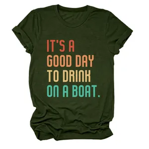 Detail des Vintage-Textes 'It's a good day to drink on a boat' auf grünem T-Shirt.