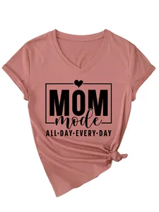 Detalle del estampado 'MOM mode' en una camiseta rosa con cuello en V para mujer.