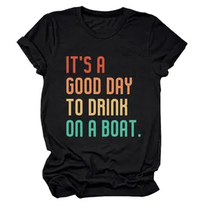 Detail eines schwarzen Baumwoll-T-Shirts mit buntem Good Day To Drink-Aufdruck