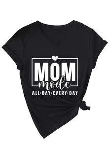 Detalle de camiseta negra de cuello en V con estampado blanco Mom Mode ALL DAY