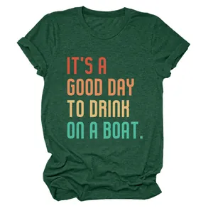 Detail eines dunkelgrünen Damen-T-Shirts mit 'It's a good day to drink on a boat'-Druck