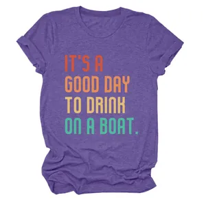Detailaufnahme des lila T-Shirts mit Rundhalsausschnitt und Good Day Aufdruck