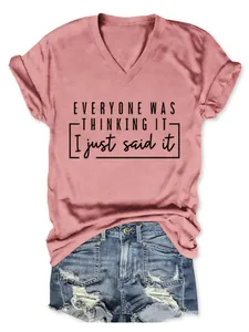 T-shirt à col en V élégant avec slogan pour femme et short en jean tendance délavé (83 chars)