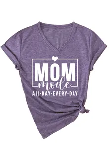 Vista detallada del texto Mom mode en una suave camiseta morada de mujer con cuello en V