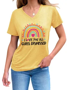 Vue détaillée du t-shirt jaune à col en V pour femmes avec arc-en-ciel et citation prof