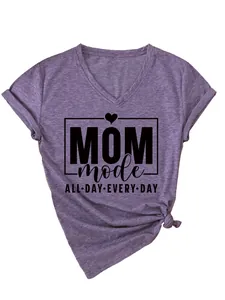 Detalle de camiseta morada jaspeada con cuello en V e impresión negra del eslogan Mom Mode