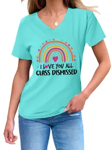 Gros plan d'un t-shirt femme turquoise col en V avec un motif arc-en-ciel et texte