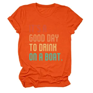 Detailansicht eines orangefarbenen T-Shirts mit vintage 'Drink on a boat' Aufdruck