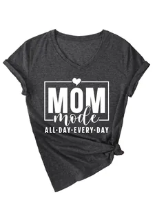 Detalle de una camiseta gris oscuro para mujer con cuello en V y eslogan MOM mode