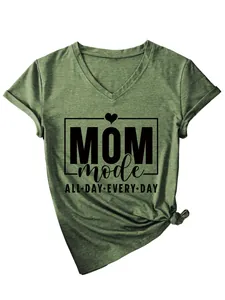 Vista detallada de la camiseta verde oliva con cuello en V y diseño gráfico de MOM mode