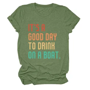 Nahaufnahme eines olivgrünen T-Shirts mit 'It's a good day to drink on a boat' Aufdruck
