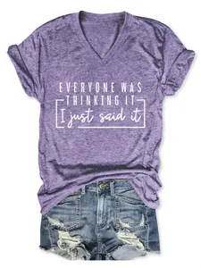 Détail d'un t-shirt violet pour femme avec col en V et impression d'un slogan graphique