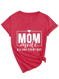 Camiseta roja de cuello en V para mujer con diseño MOM mode ALL DAY EVERY DAY impreso