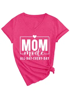 Camiseta fucsia de cuello en V con estampado gráfico MOM mode blanco y nudo lateral.