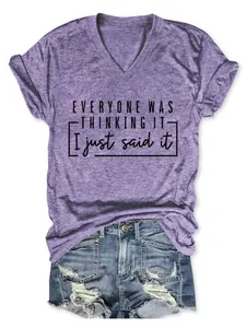 Détail du t-shirt violet à col en V présentant l'imprimé du slogan 'Everyone was thinking it'
