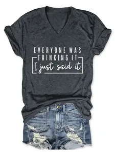 Détail d'un t-shirt femme gris foncé col en V avec imprimé 'Everyone Was Thinking It'