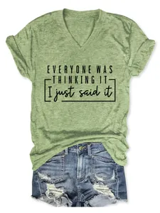 Vue détaillée d'un t-shirt vert à col en V avec slogan et d'un short en jean délavé à trous