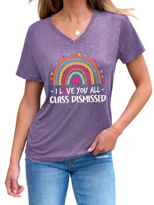Détail du t-shirt violet chiné à col en V avec slogan 'I Love You All' pour enseignants