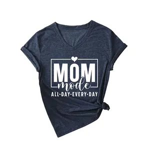 Camiseta de mujer con cuello en V en azul marino con estampado gráfico 'MOM mode'