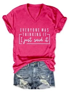 Gros plan sur un t-shirt rose à col en V avec l'inscription 'EVERYONE WAS THINKING IT'.