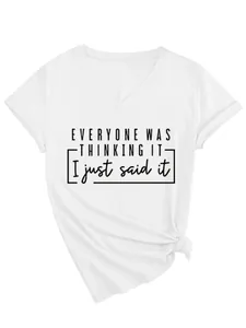 Détail d'un t-shirt blanc à col en V avec slogan noir 'EVERYONE WAS THINKING IT'