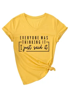 Détail d'un t-shirt jaune à col en V pour femme avec inscription 'Everyone Was Thinking It'