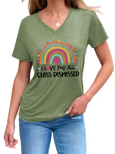 Vue détaillée de l'imprimé arc-en-ciel sur ce t-shirt vert à col en V pour femmes