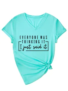Vue détaillée d'un t-shirt à col en V vert menthe avec le slogan Everyone Was Thinking
