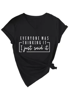 Détail de l'imprimé blanc sur un t-shirt noir décontracté pour femme avec col en V.