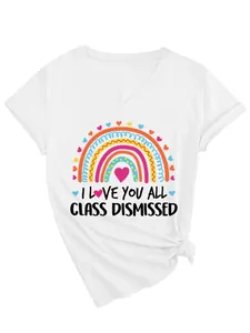 Détail d'un t-shirt blanc à col en V avec un arc-en-ciel et l'imprimé 'Class Dismissed'.