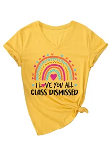 Vue détaillée d'un t-shirt jaune à col en V avec un arc-en-ciel et une citation de prof