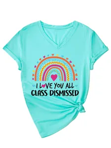Vue détaillée d'un t-shirt à col en V pour femmes avec imprimé arc-en-ciel et slogan